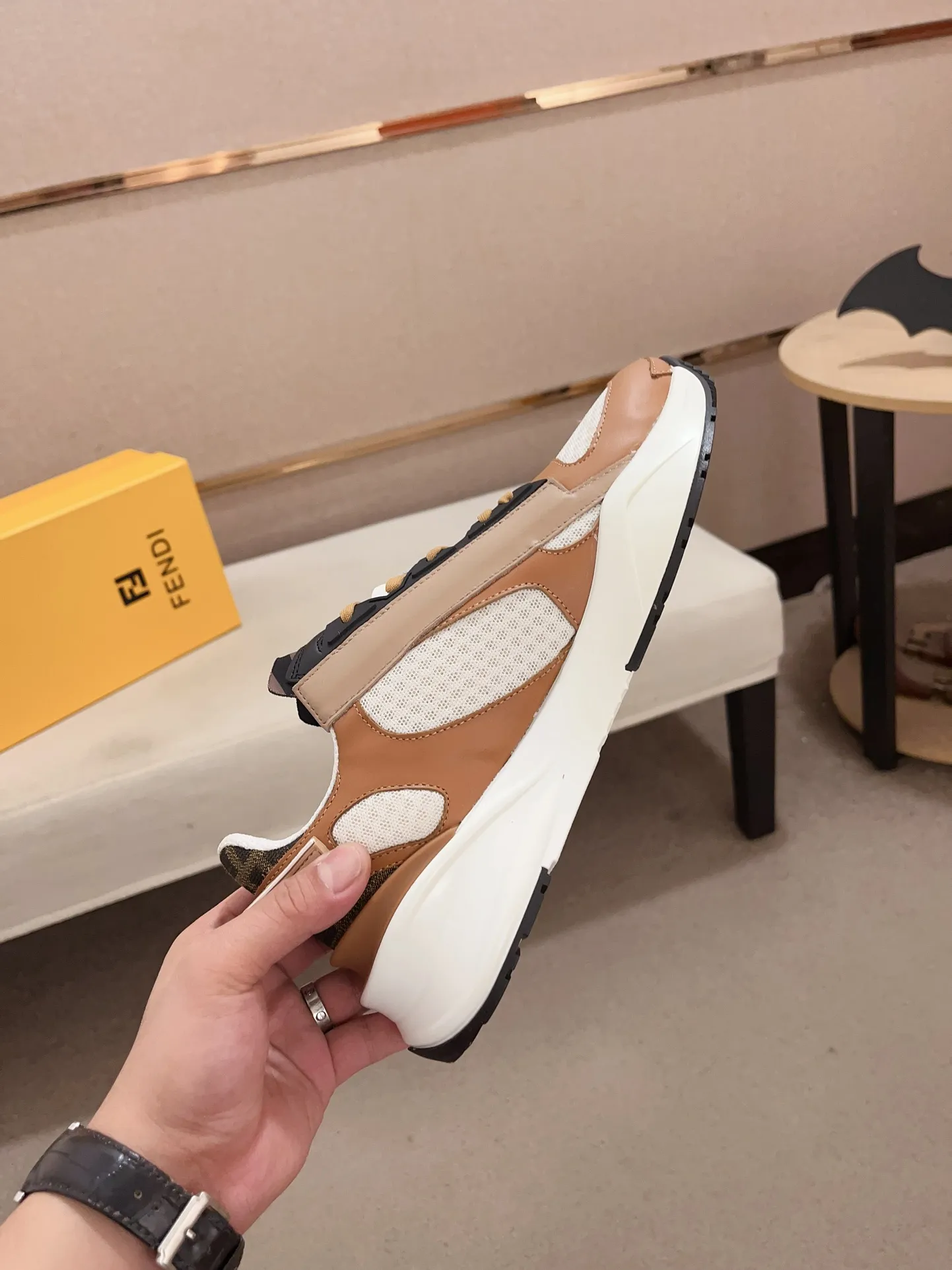Men's shoes💰: 540💰(Higher version) [Fendi] Fendi's latest casual shoes for men! Available at counters simultaneously! A one-to-one replica of the original. Made entirely of imported top-grain calfskin, the interior is made of top-grain water-dyed cowhide, and the original factory-supplied rubber outsole. Leading new fashion concepts. Matching code: 38-44. 45 can be customized and non-returnable!